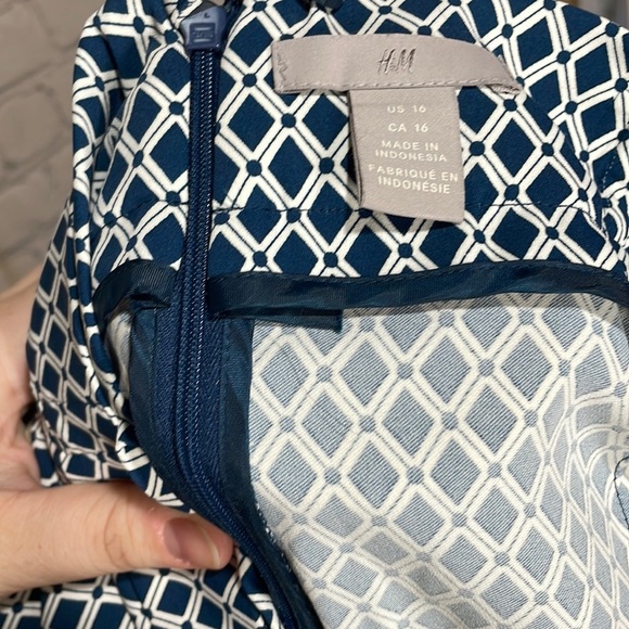 H&M Skirt Blue Pattern Size 16 - Picture 4 of 4